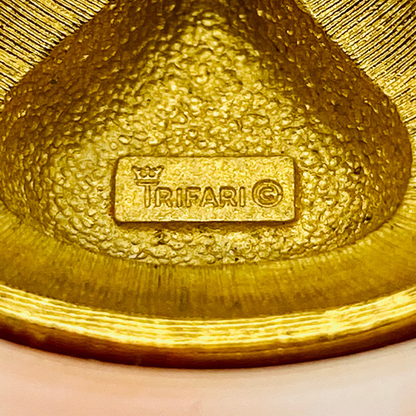 Pendentif Lucite aux tons corail Trifari sur une chaîne