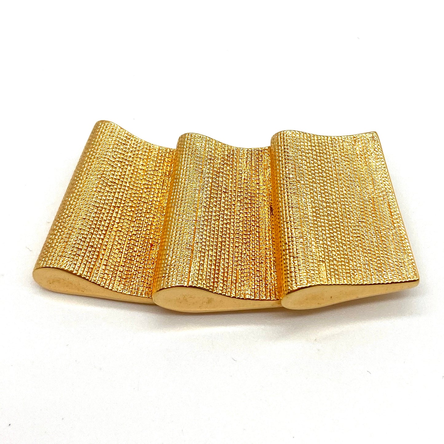 Broche en ruban froncé plaqué or texturé signé Swarovski avec logo cygne