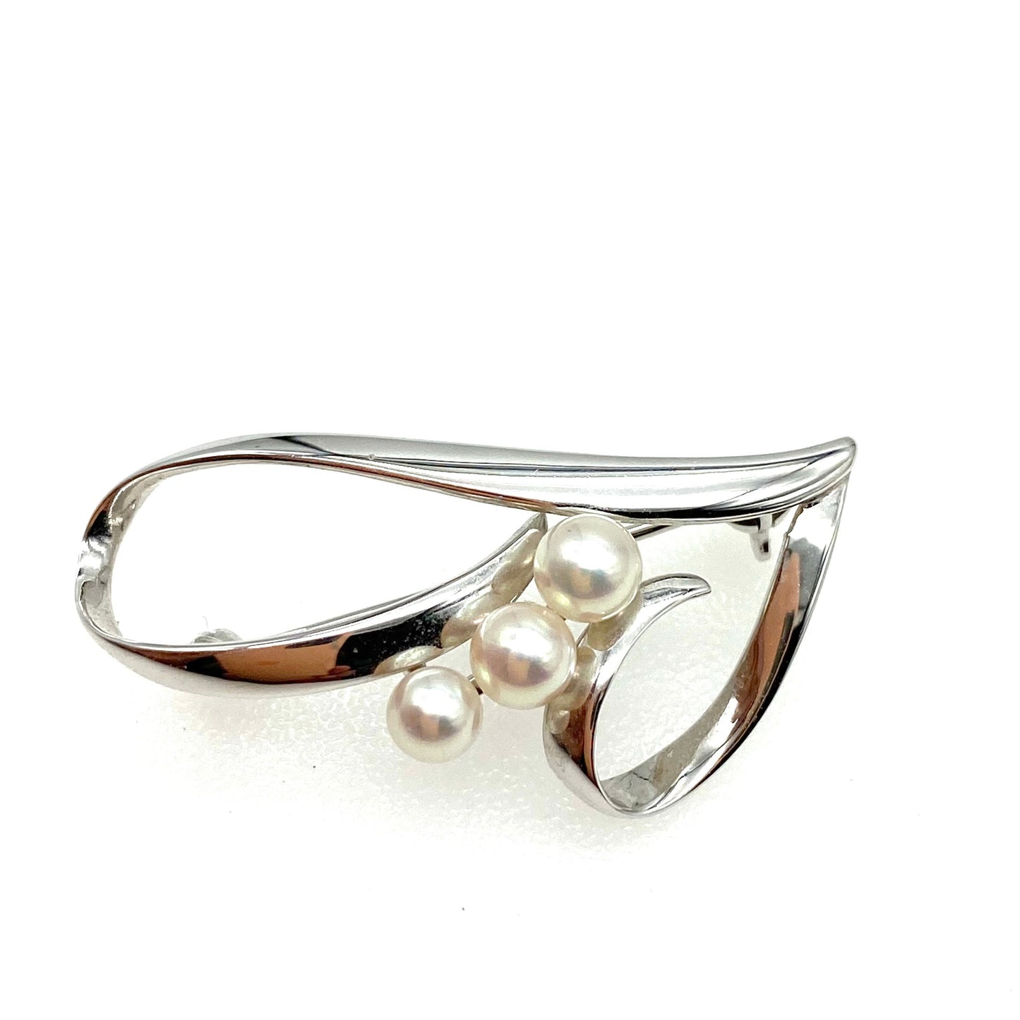 Broche Mikimoto en argent et perles