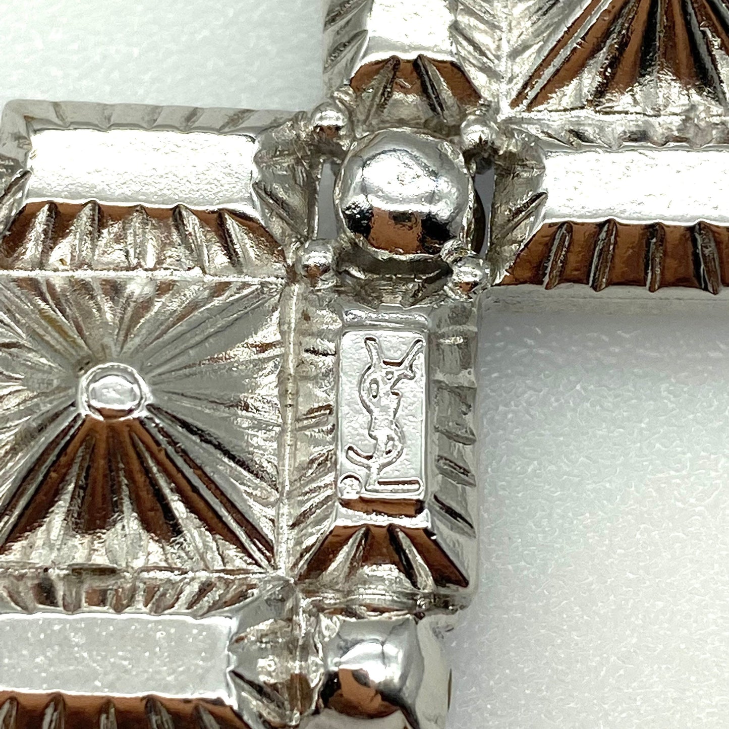 Yves Saint Laurent Grande broche barre géométrique bleu royal et cristal transparent