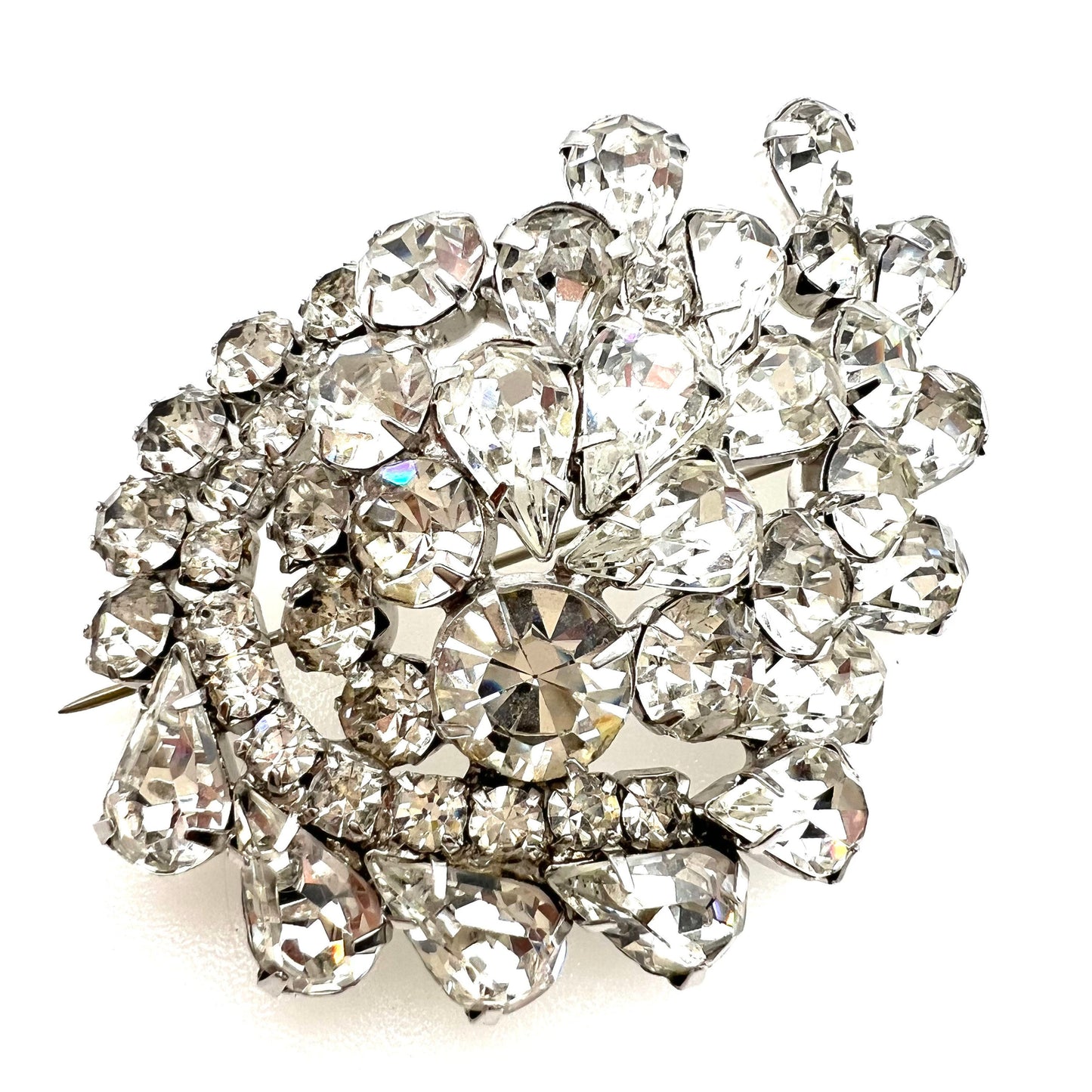 Kramer énorme broche plaquée rhodium en couches de strass transparents