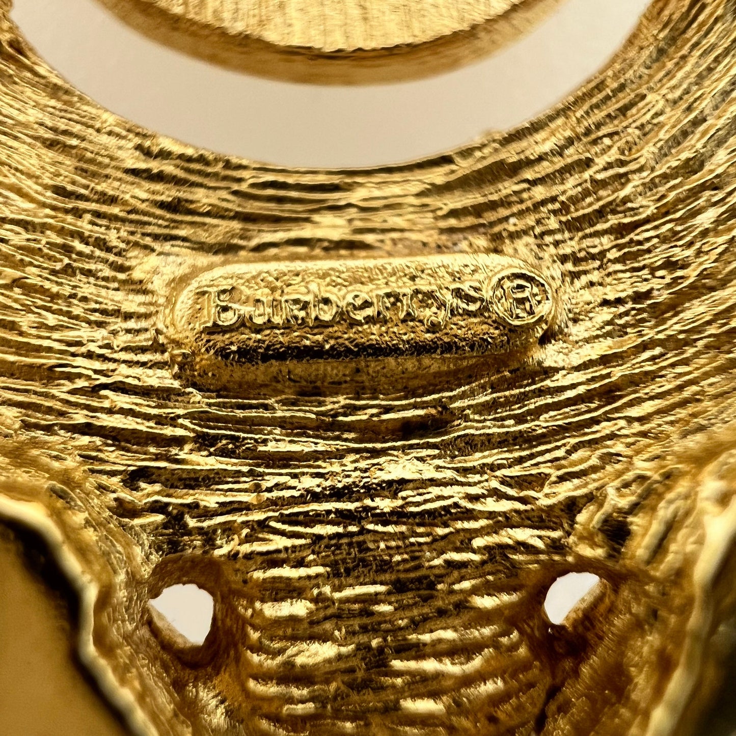 Burberrys of London Grande broche/pendentif monogramme avec compte-gouttes en perles