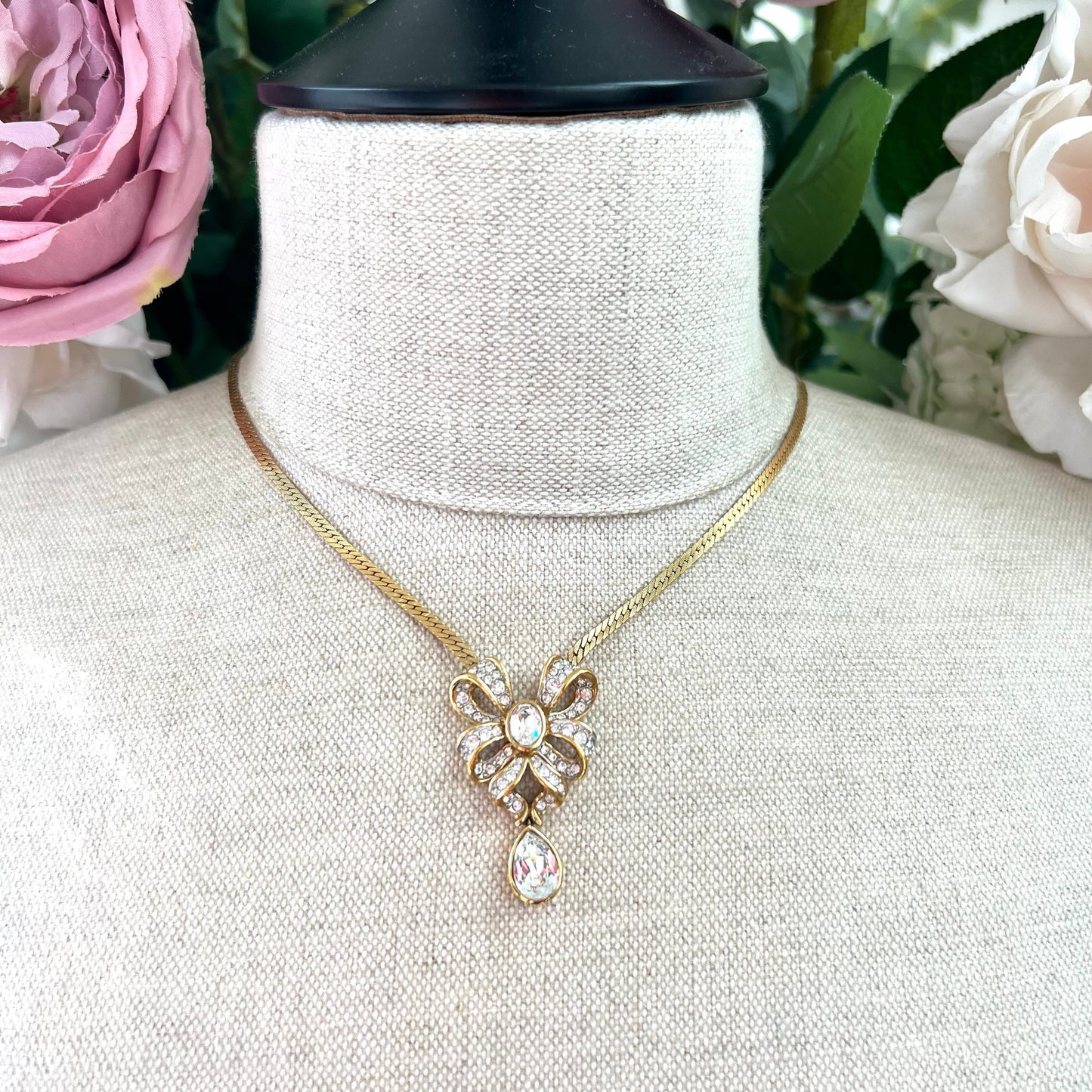 Attwood and Sawyer Collier à pendentif intégral plaqué or 22 carats avec double nœud