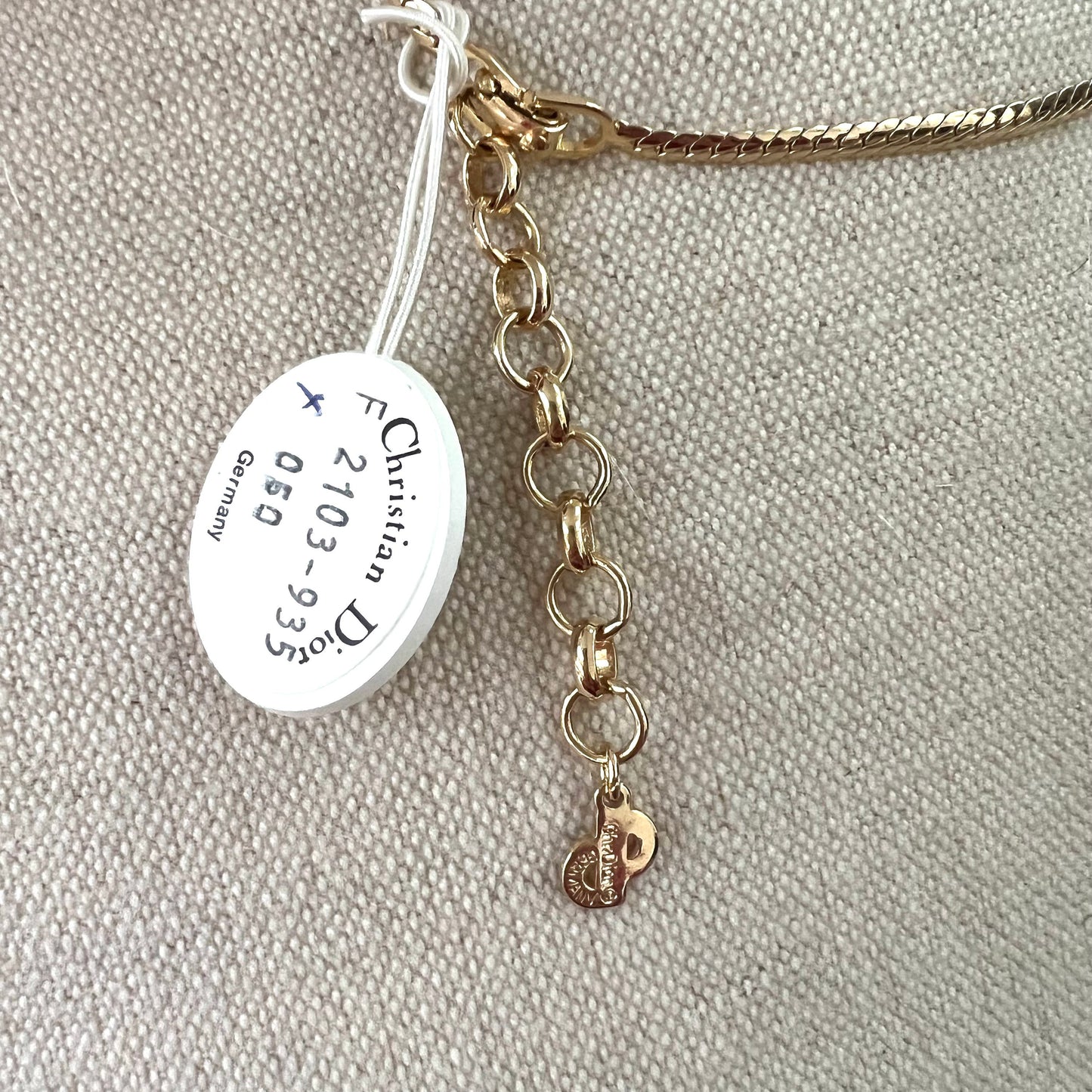 Christian Dior Allemagne Collier pendentif intégral en émeraude et cristal plaqué or 22 carats dans la boîte d'origine avec étiquette d'origine