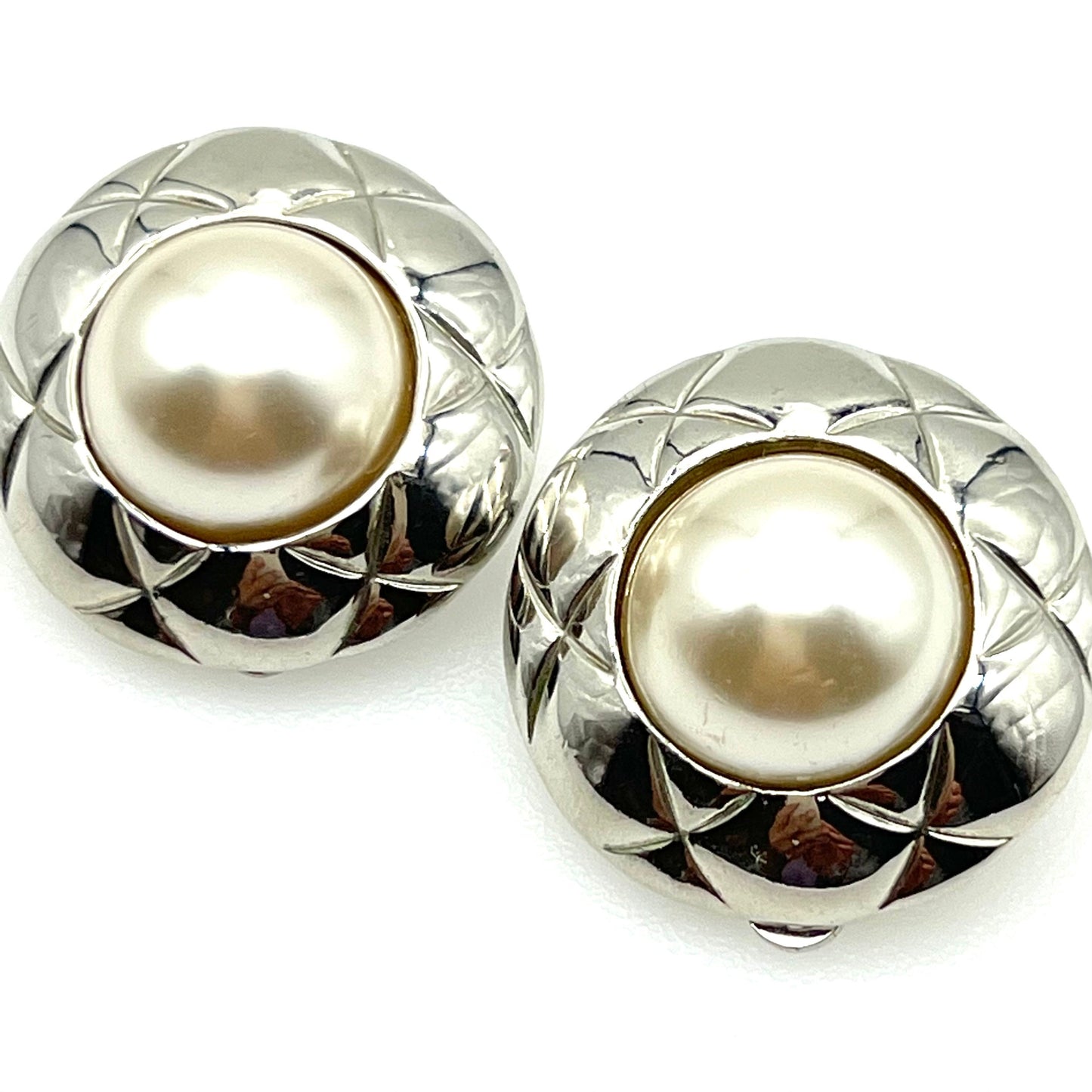 Boucles d'oreilles à clip matelassées en fausses perles non signées