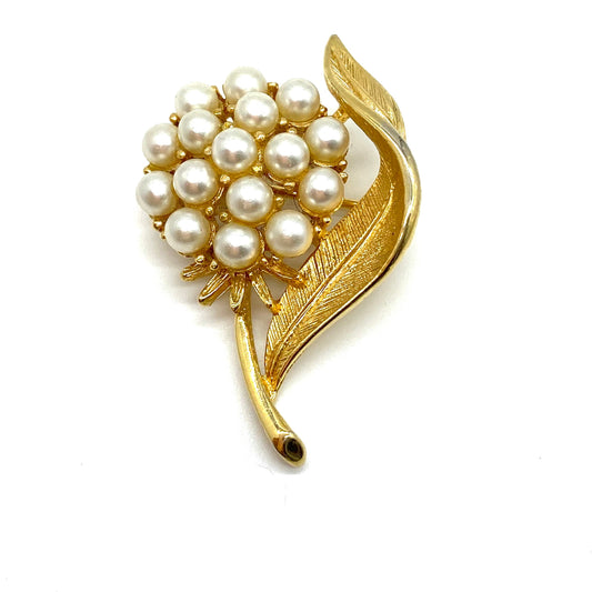 Sarah Coventry 'Splendor Pearl Blossom' Feuille unique plaquée or avec broche fleur en fausses perles