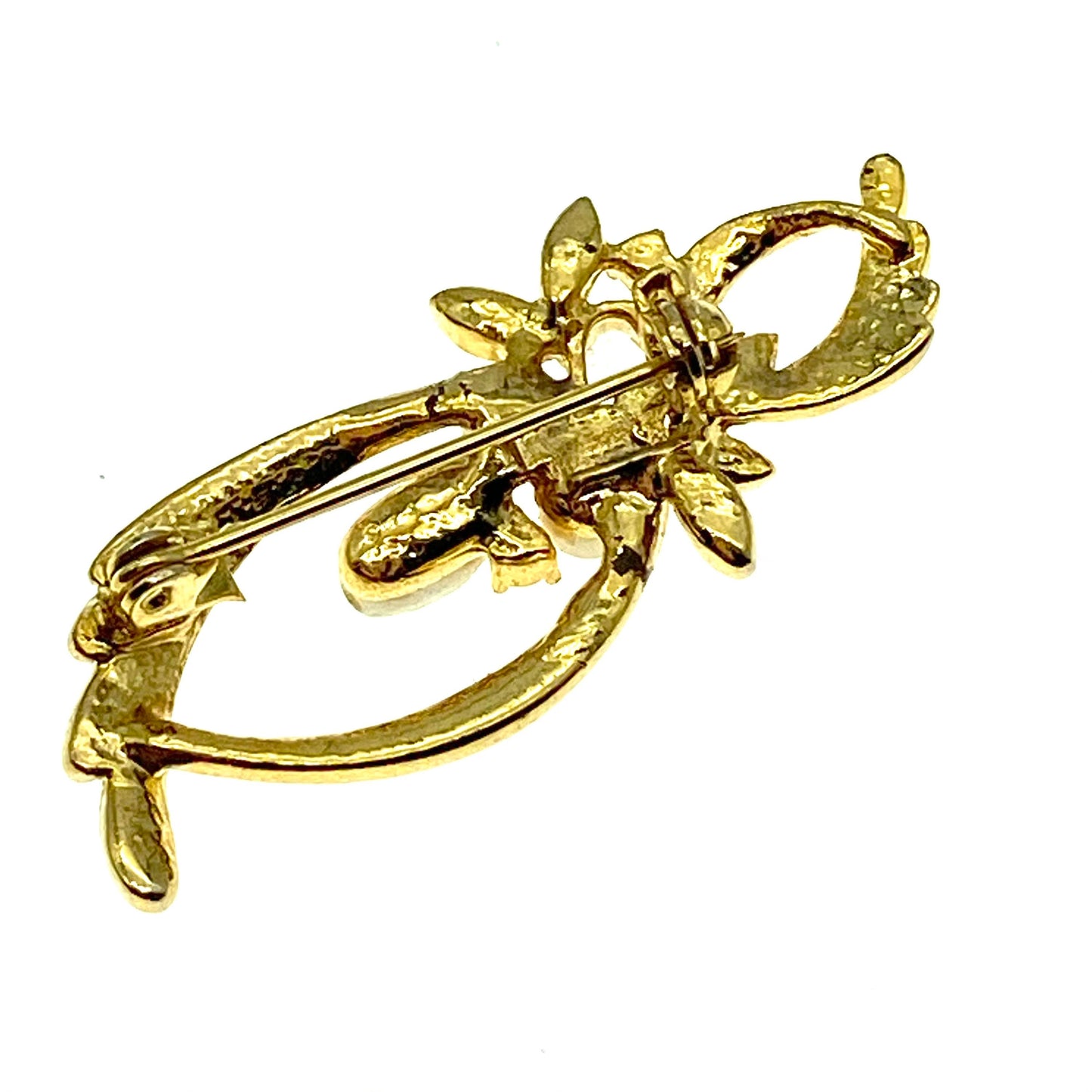 Broche fleur plaquée or et cristaux ornés de perles