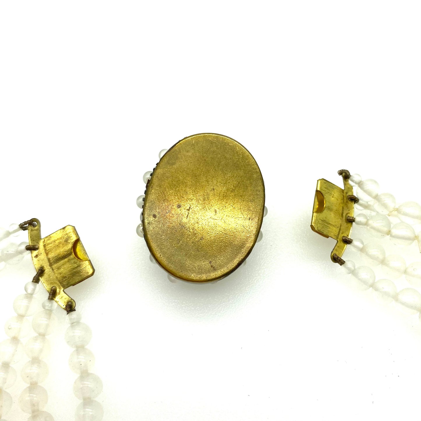 Collier inhabituel de perles de verre transparent à cinq brins avec deux perles d'imitation aléatoires et double fermoir en filigrane filaire en verre d'art