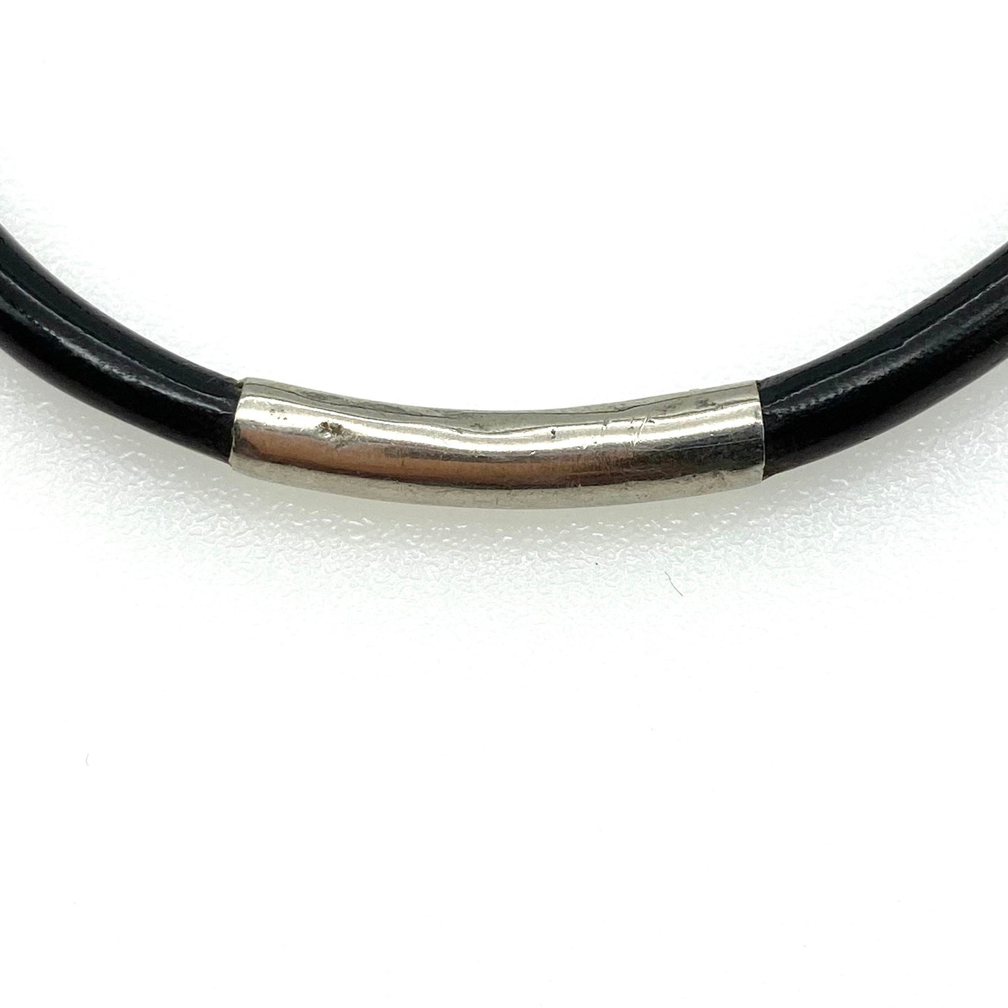 Bracelet, collier et boucles d'oreilles en corail noir