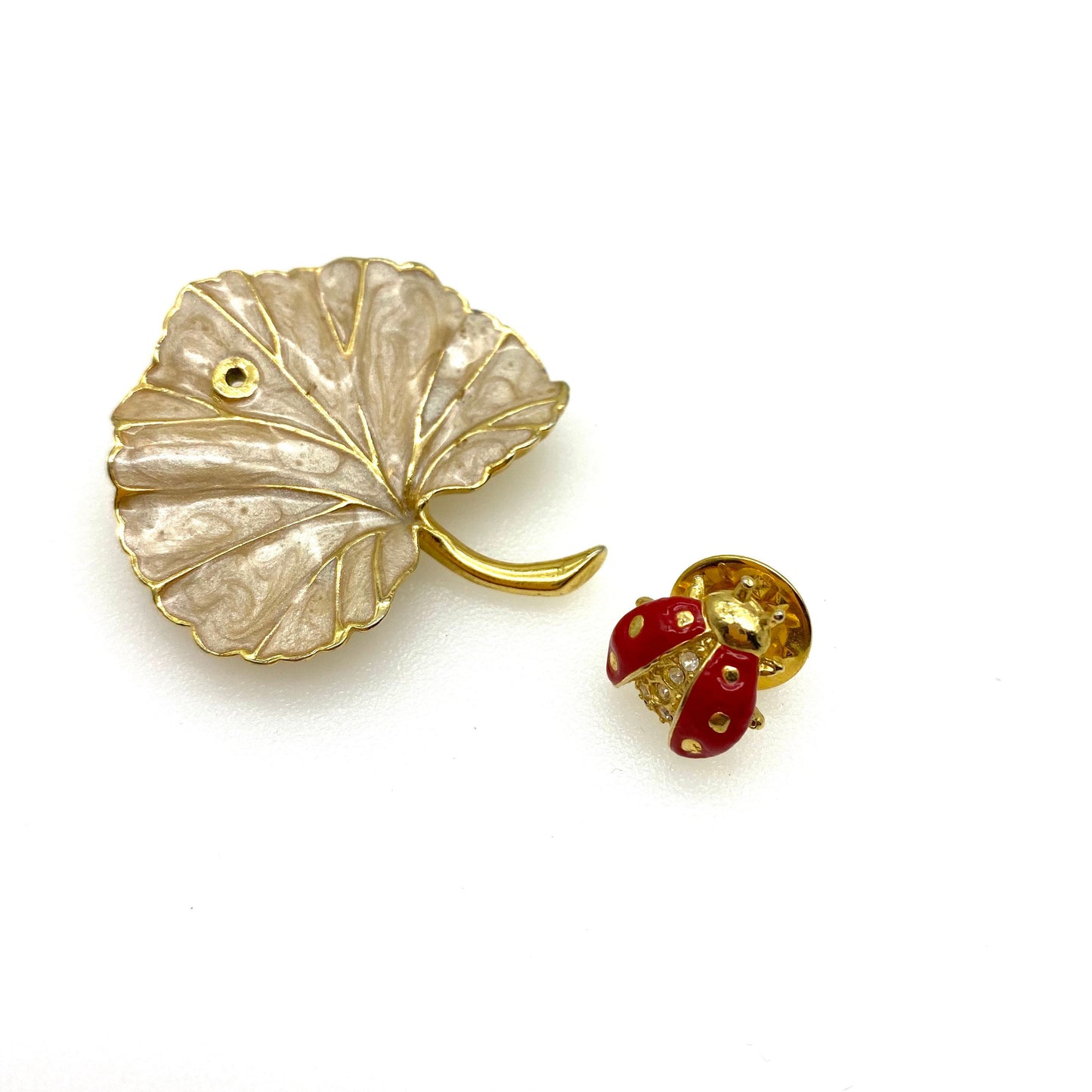 Avon (signed S©P on reverse) duet ladybird pin/leaf brooch