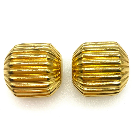 Boucles d'oreilles percées en forme de dôme carré côtelé Trifari avec dos originaux
