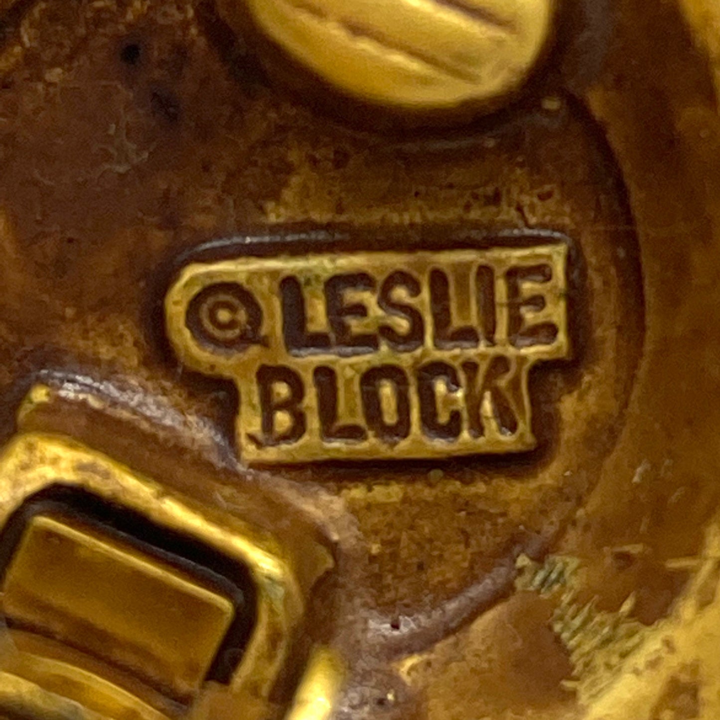 Leslie Block Boucles d'oreilles à clip rondes en or vieilli et verre noir