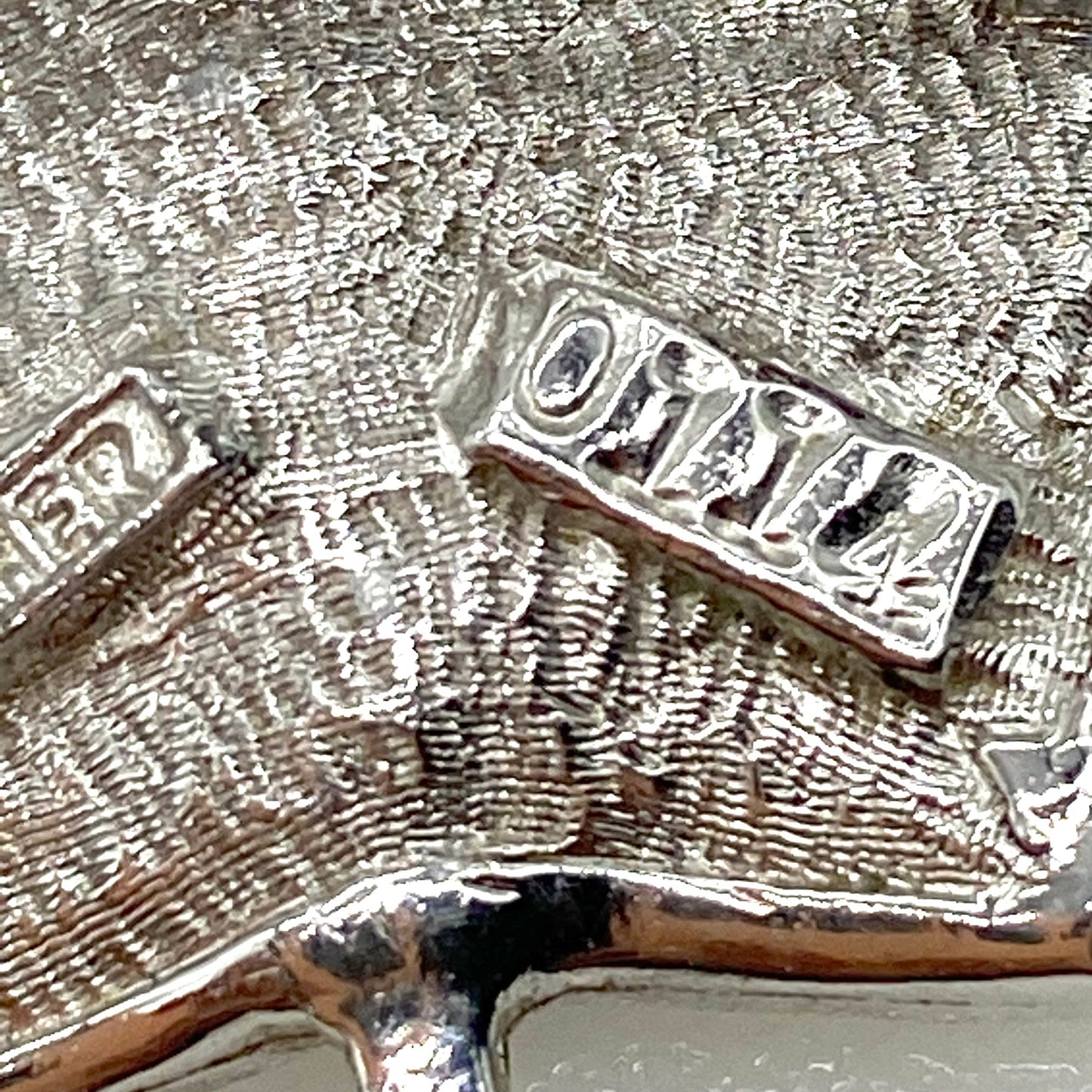 Broche Feuille d'érable numérotée en strass Boucher '0114'