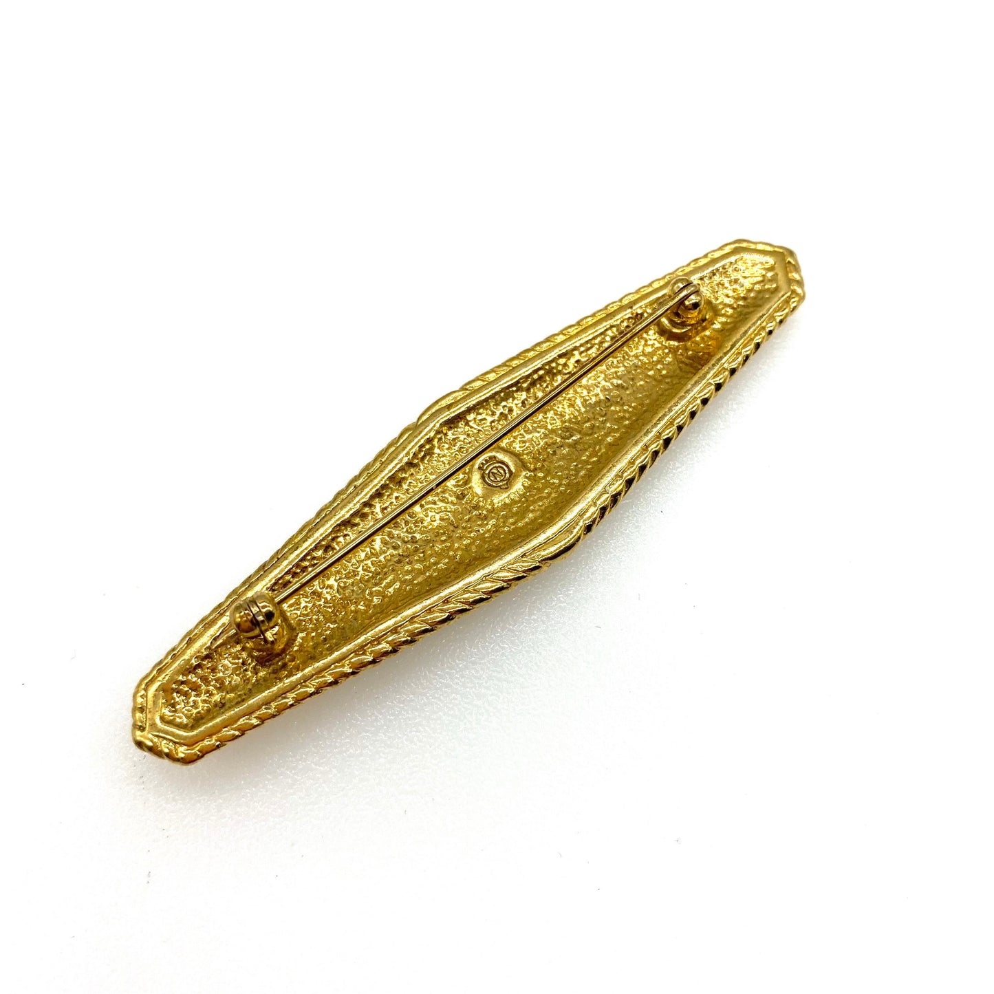 Broche à barre en émail doré et plaqué or signée