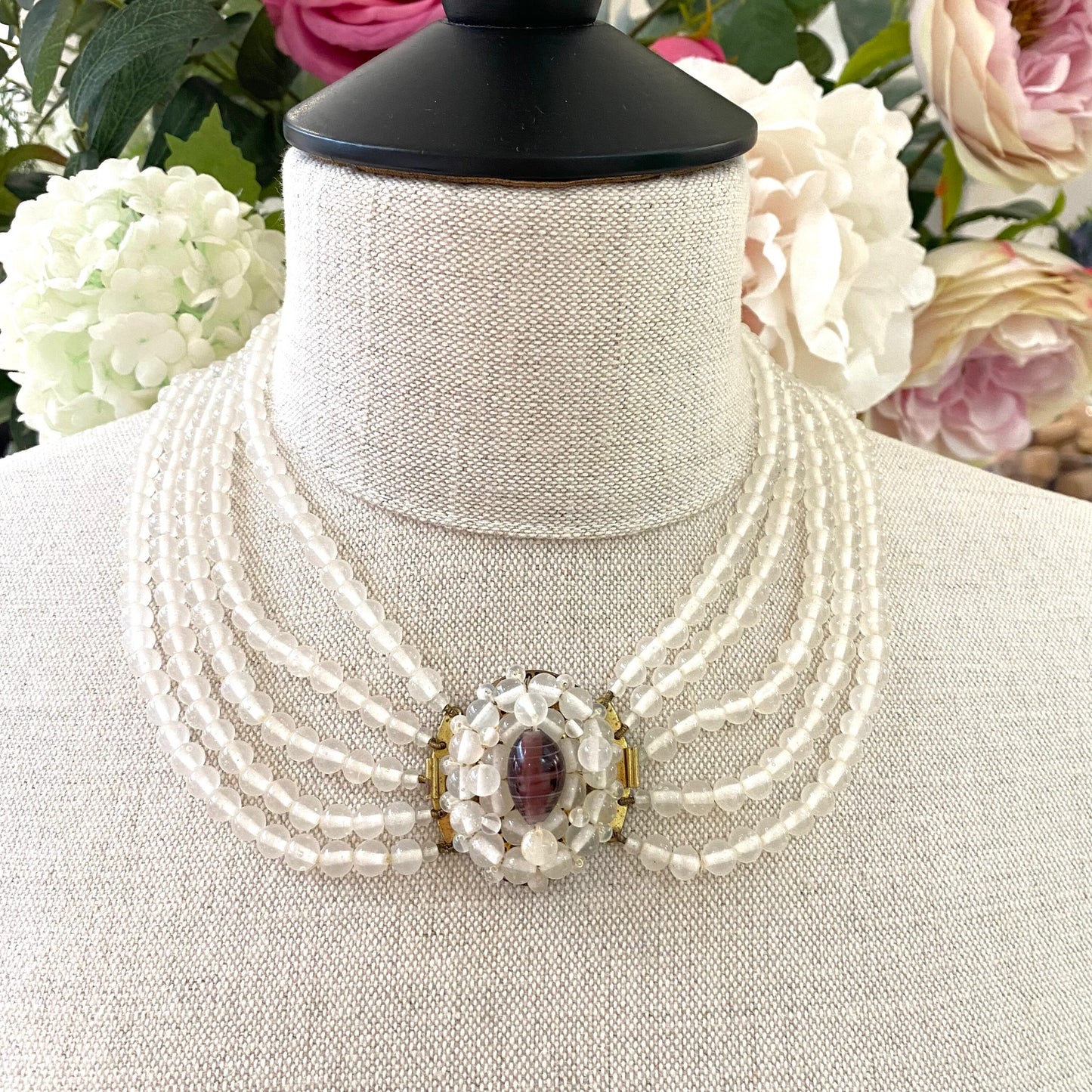 Collier inhabituel de perles de verre transparent à cinq brins avec deux perles d'imitation aléatoires et double fermoir en filigrane filaire en verre d'art