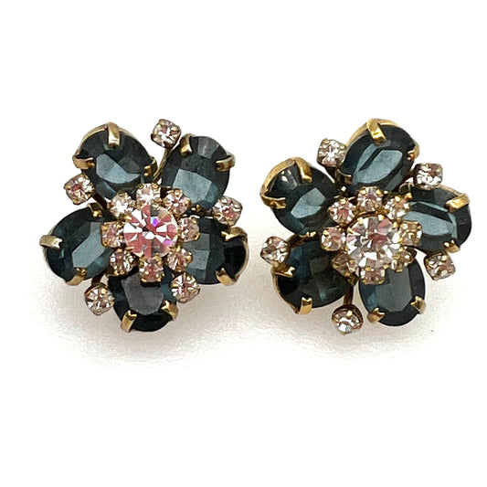 Clip de fleur en verre bleu fumé et strass non signé sur boucles d’oreilles
