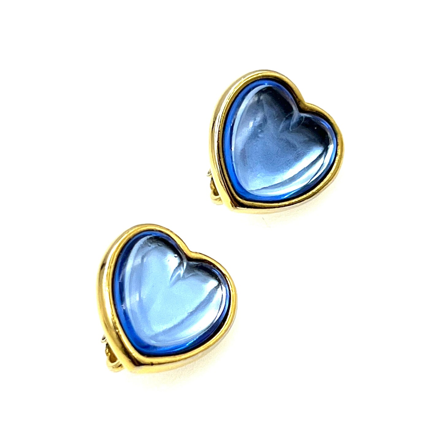 Clip de coeur en verre bleu non signé sur les boucles d’oreilles