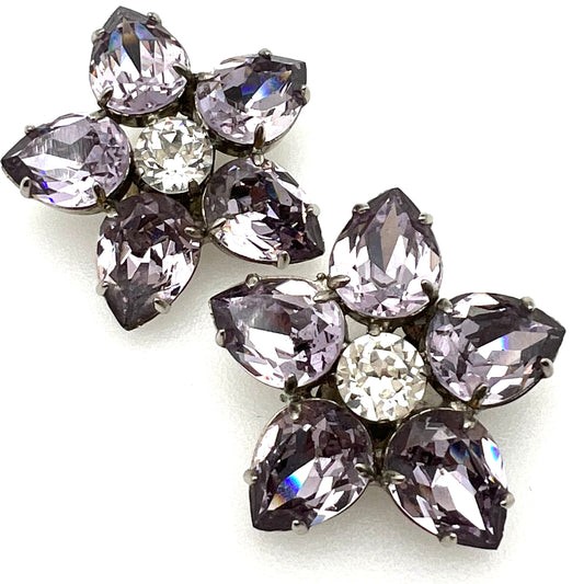 Grand clip de fleur lilas et strass clair non signé sur boucles d’oreilles