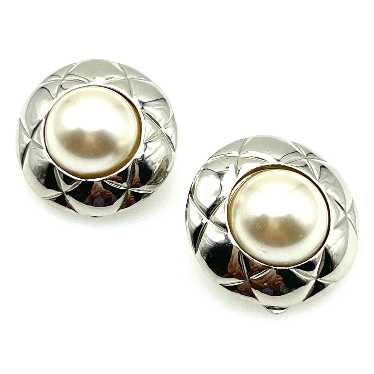 Unsigned Quilted Faux Pearl Clip On Earrings