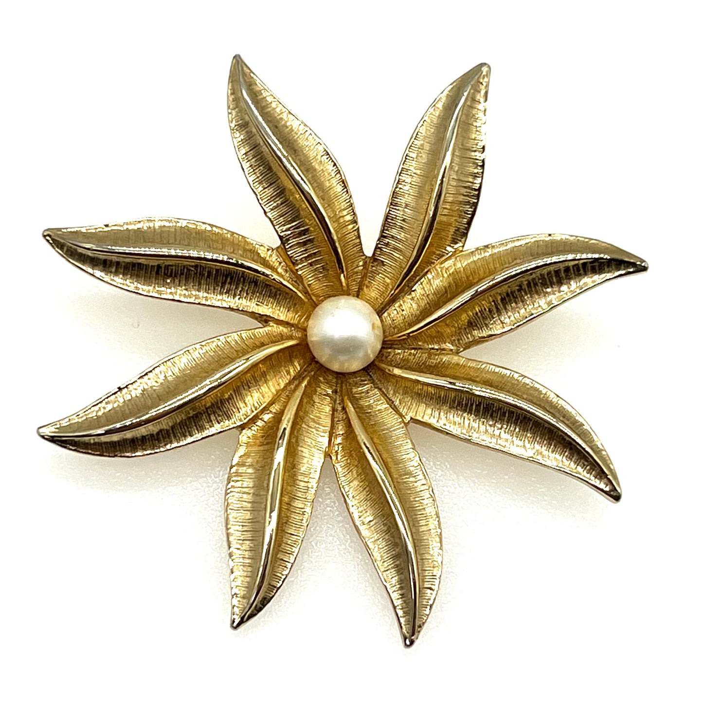 Broche à fleurs plaquée or Sarah Coventry des années 1970 avec fausse perle