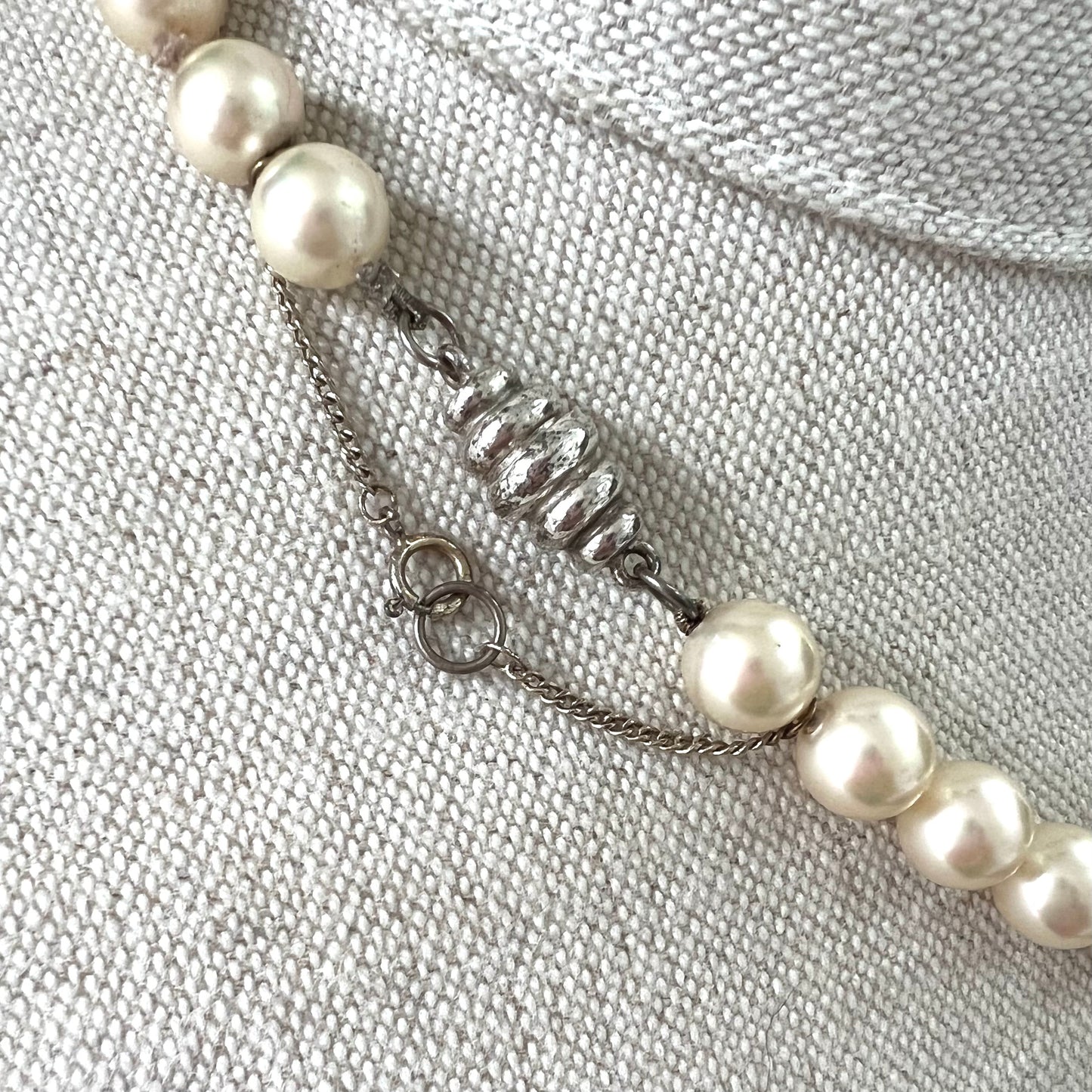Collier de fausses perles noué à la main vintage avec fermoir ruche magnétique en argent 925 et chaîne de sécurité