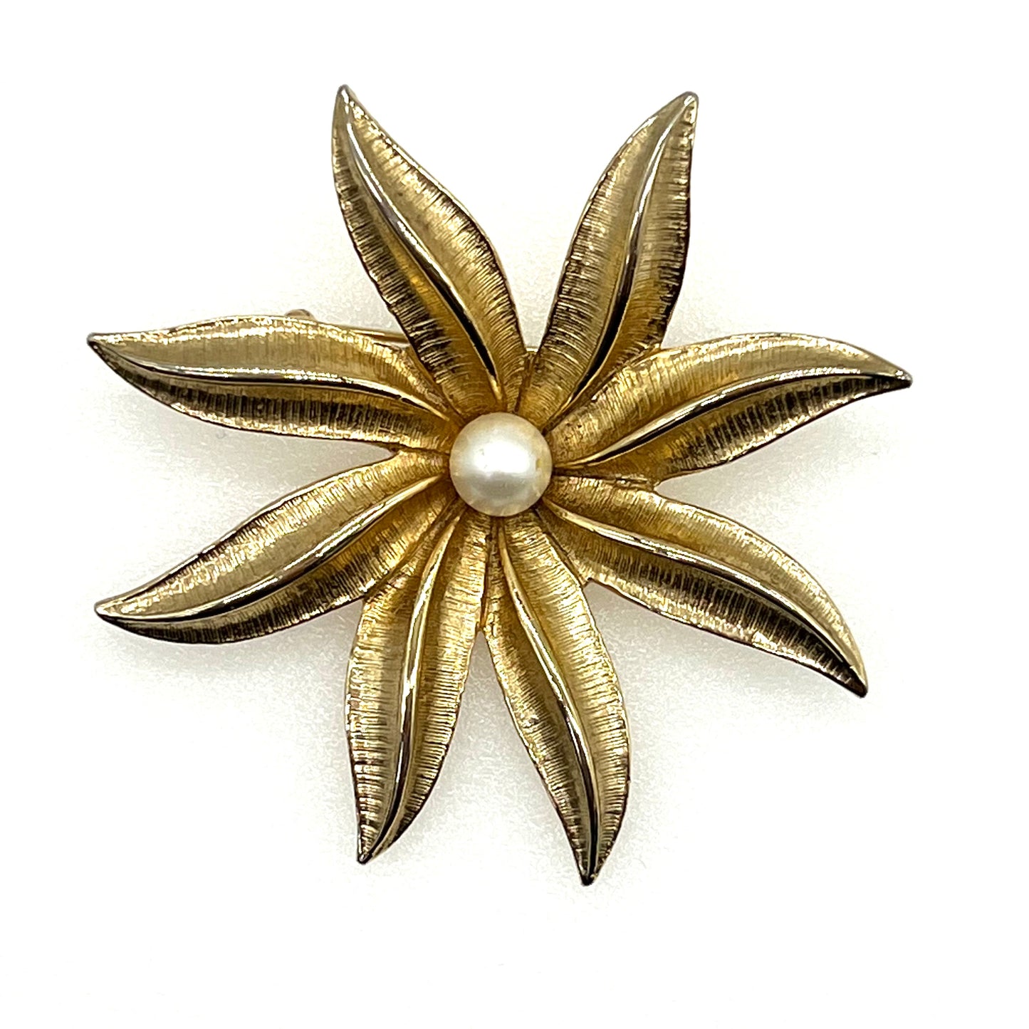 Broche à fleurs plaquée or Sarah Coventry des années 1970 avec fausse perle