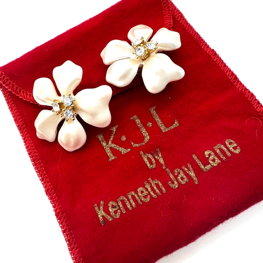 KJL by Kenneth Jay Lane Boucles d'oreilles à clip en résine blanche plaquée or 22 carats effet perle Keshi et fleur de cristal (future collection)